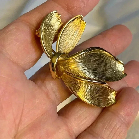 Vintage 1960s gold tone pin /brooch, leaf motif - Picture 2 of 9